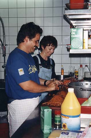 2 cuisiniers au travail